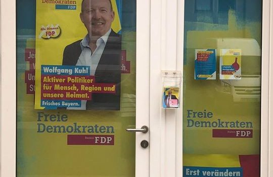 Am Wahlkampfbüro hängen die ersten